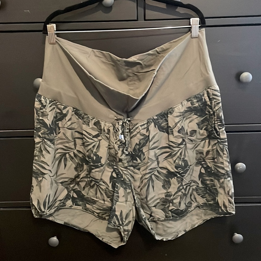 Old Navy Maternity shorts | Size XL